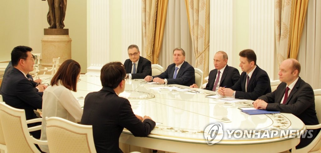 宋永吉議員とプーチン大統領らによる会談の様子＝２４日、モスクワ（聯合ニュース）