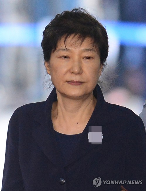 어두운 표정의 박 전 대통령
