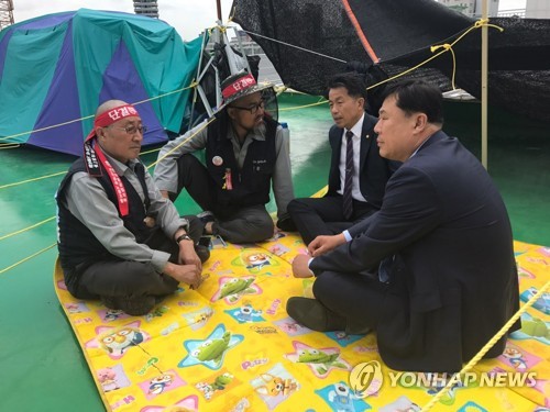 옥상 농성장 방문한 김종훈, 윤종오 의원