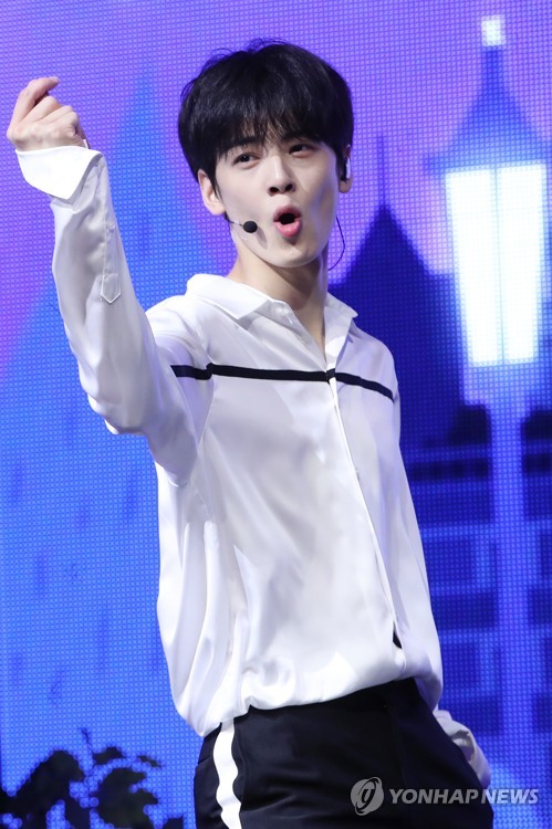 무대에서 빛나는 차은우