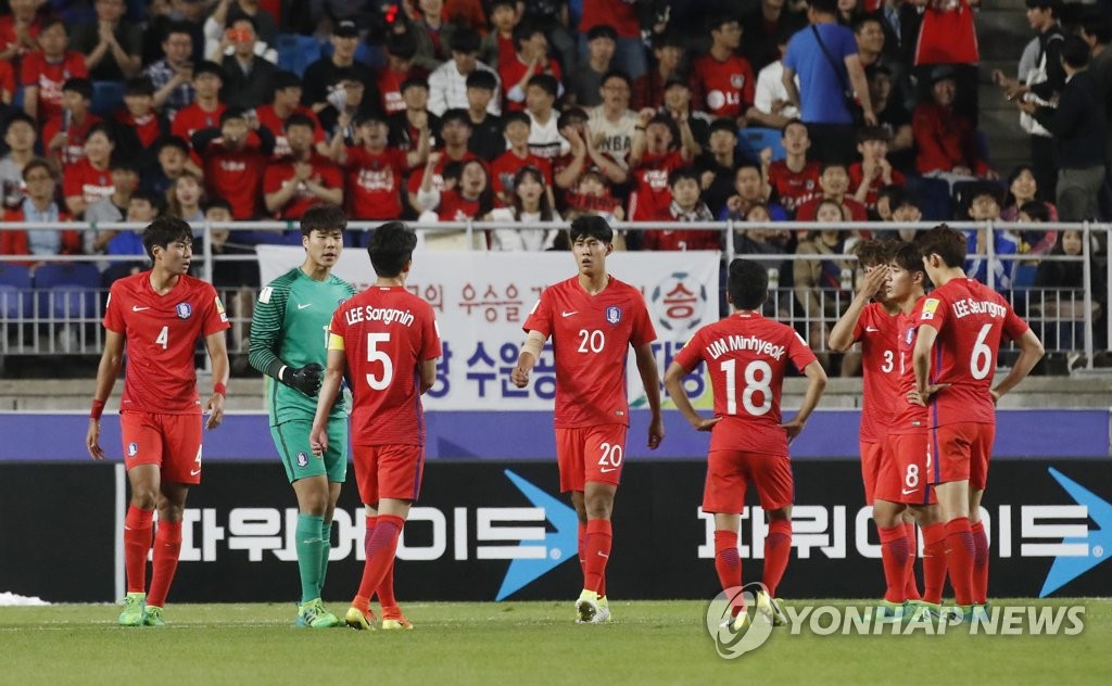 실점에 아쉬워하는 한국 선수들