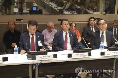조태열 유엔주재 한국대사(오른쪽)와 윤장현 광주광역시장(왼쪽). 가운데는 토머스 수오지 (뉴욕)연방 하원의원.