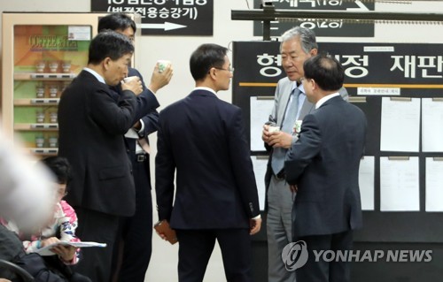 최순실 변호인 '자판기 커피 대화'