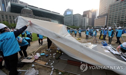 서울광장 보수단체 천막 4개월만에 철거 완료…잔디 심는다(종합) - 2