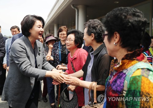 어른신과 악수하는 김정숙 여사