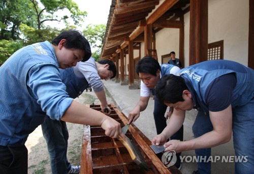포스코, 성균관 명륜당 창호지 교체 봉사활동