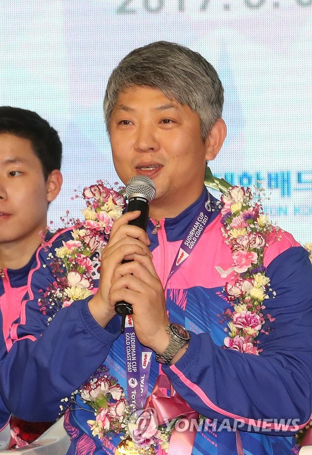 우승 소감 말하는 배드민턴 대표팀 강경진 감독