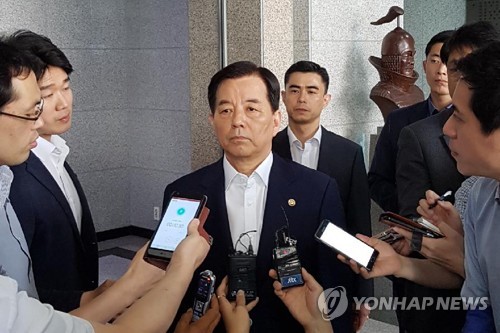 지난달 31일 국방부 청사에서 기자들 질문 받는 한민구 장관