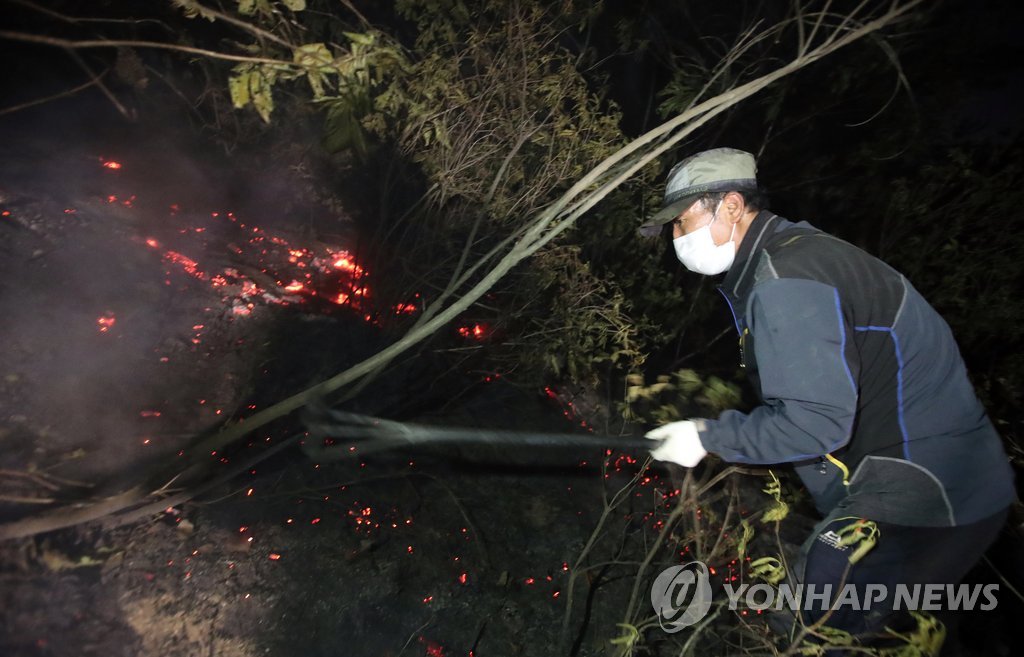 심야의 산불 진화에 구슬땀