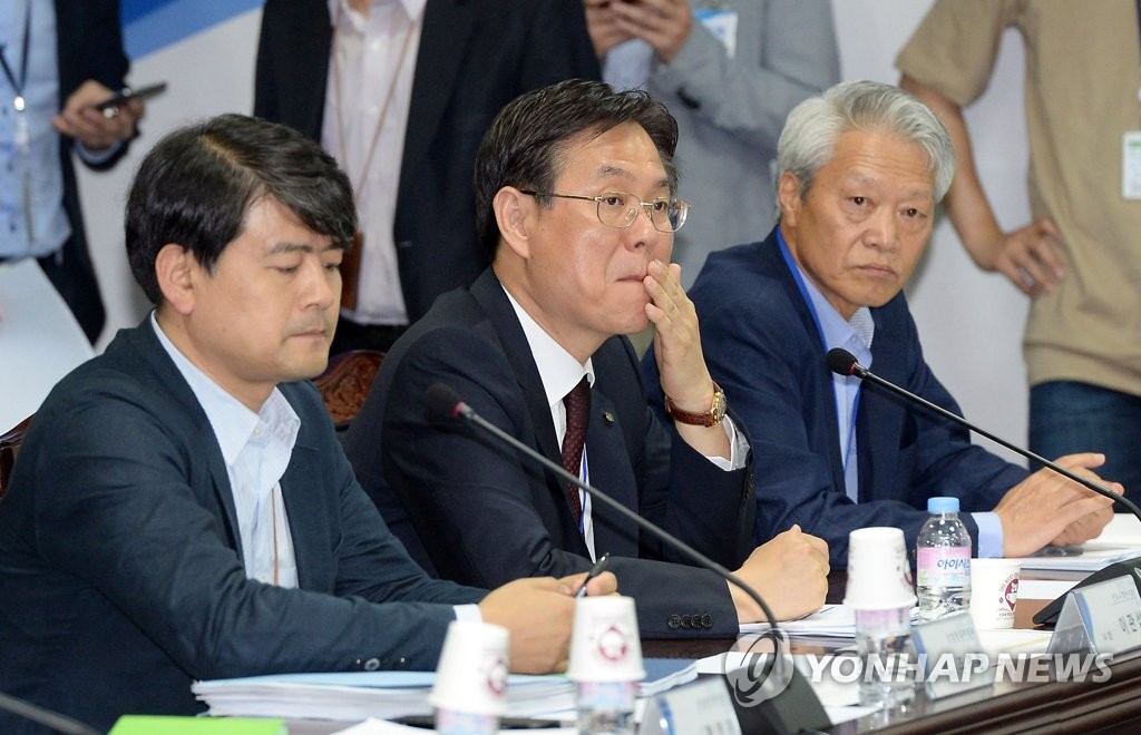발언 듣는 한수원 관계자들