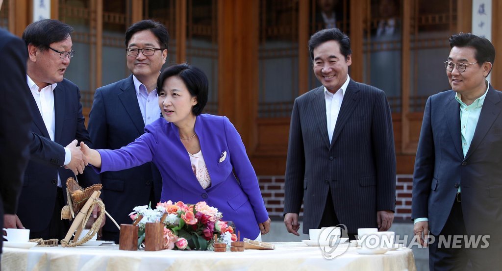 인사 나누는 고위 당·정·청