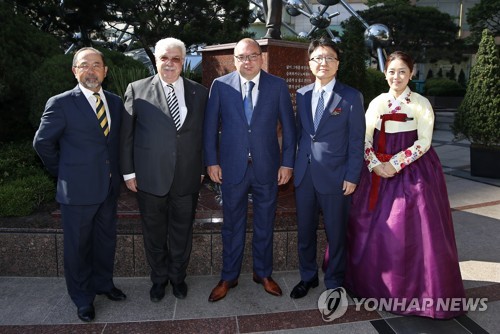 푸시킨 동상 헌화 마친 세르게이 미하일로프 러시아 타스 사장