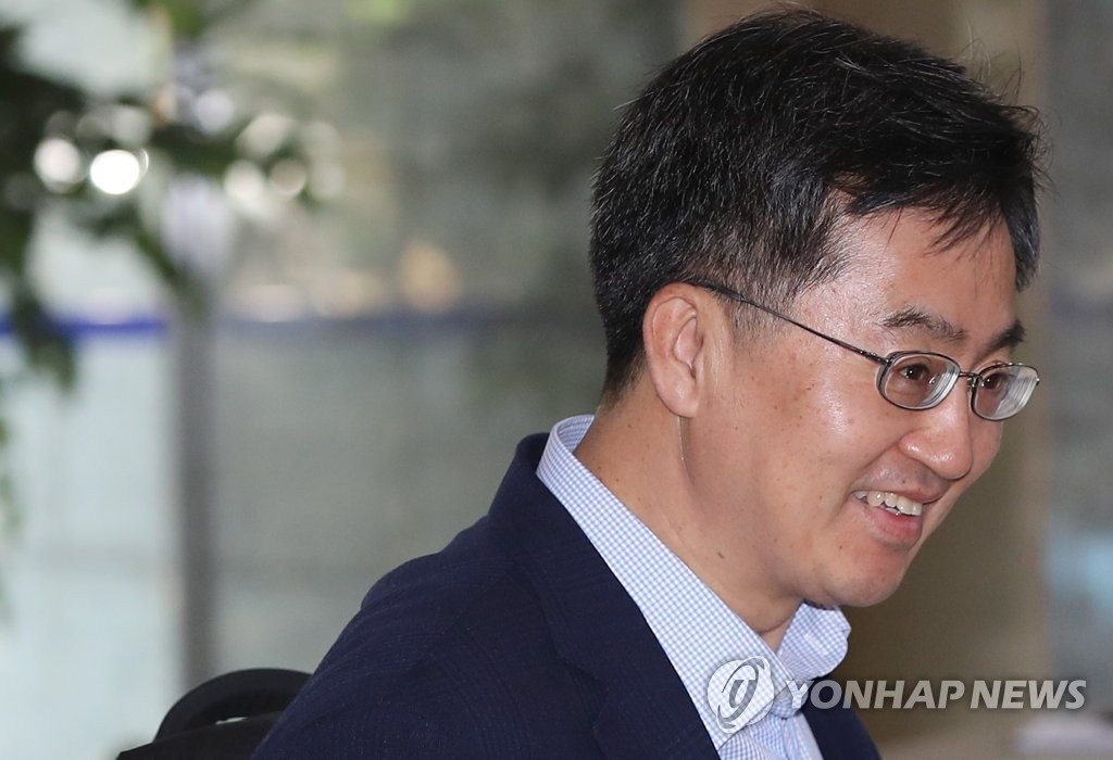 청문회 D-2, 출근하는 김동연 경제부총리 후보자