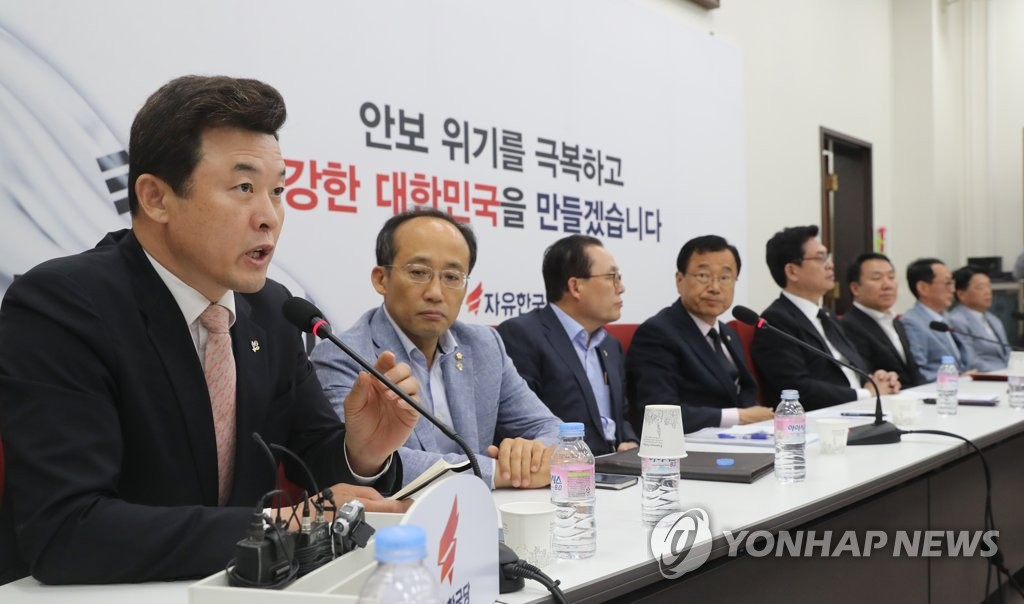 강경화 외교부 장관 후보자 의혹 언급하는 윤영석