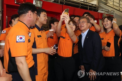 소방대원과 셀카 촬영