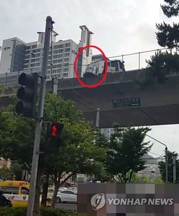 고가도로 방호벽에 놓인 압연강판 '아찔'