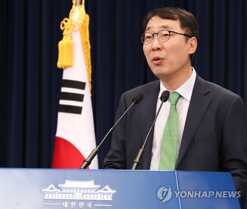 문재인 정부 출범 30일, 브리핑하는 윤영찬