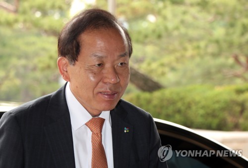 출근하는 김이수 후보자
