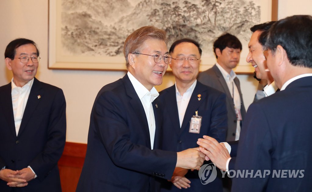 시도지사들 반갑게 맞이하는 문 대통령