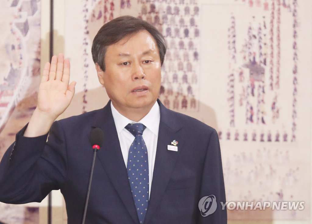 선서하는 도종환 후보자
