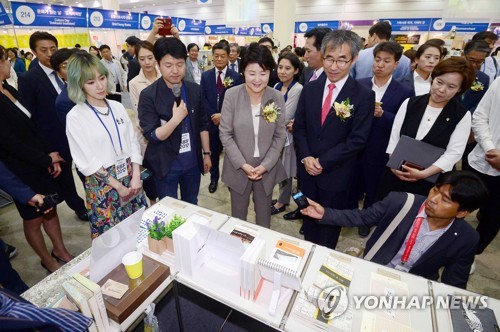 서울국제도서전 부스 둘러보는 김정숙 여사
