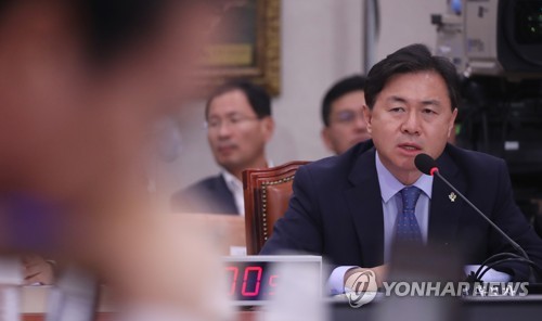 의원 질의에 답하는 김영춘 장관 후보자