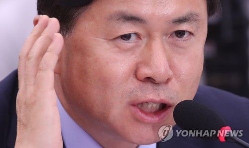 논문관련 해명하는 김영춘 후보자