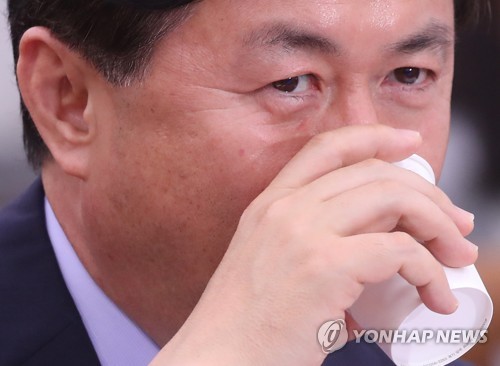 목 축이는 김영춘 후보자