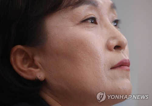 자료 살펴보는 김현미 후보자