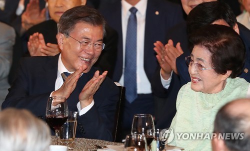 이희호 여사 바라보는 문 대통령