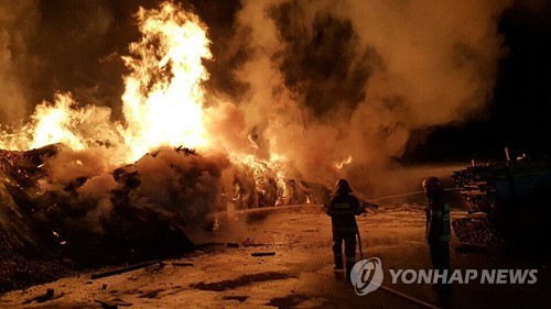 목재 더미에 붙은 불