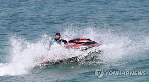 무더위 쫓는 시원한 물보라