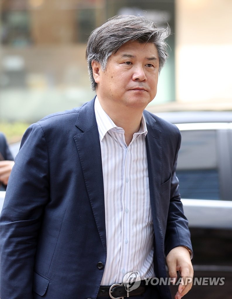 출근하는 조대엽 후보자