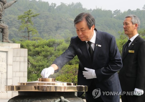 현충탑 참배하는 도종환 문체부 장관