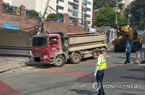 덤프트럭 내리막길서 미끄러져 전봇대 충돌