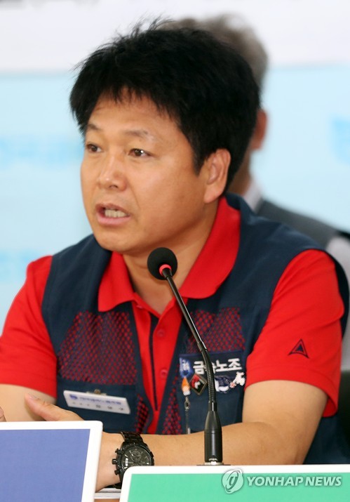 발언하는 김상구 금속노조 위원장