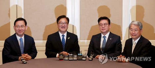 엷은 미소 뒤에 숨은 이해관계의 그림자