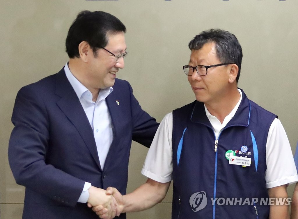 정책간담회 악수하는 이용섭 최종진
