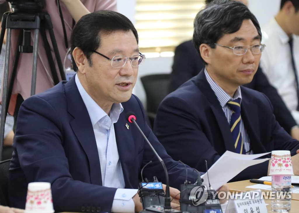 정책간담회 발언하는 이용섭 부위원장