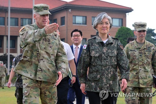 첨단무기 설명듣는 강경화 외교장관
