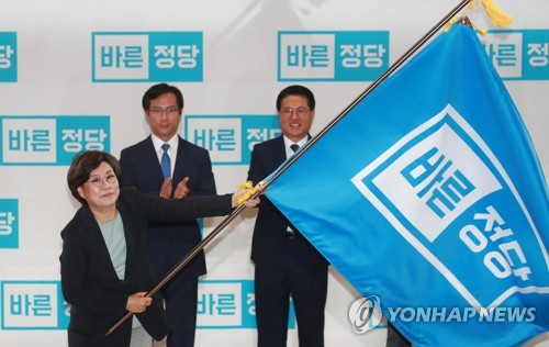이혜훈 신임 대표, 바른정당 당기 흔들며