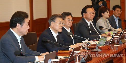 문 대통령, 첫 국무회의 주재