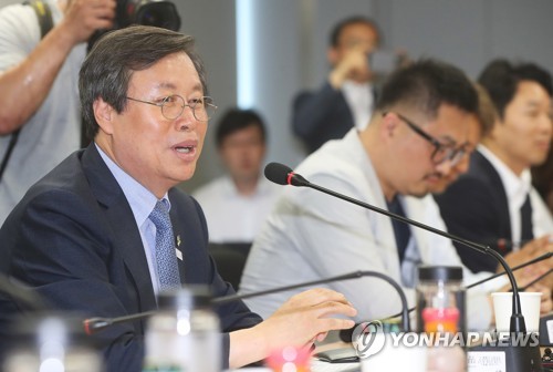 발언하는 도종환 장관
