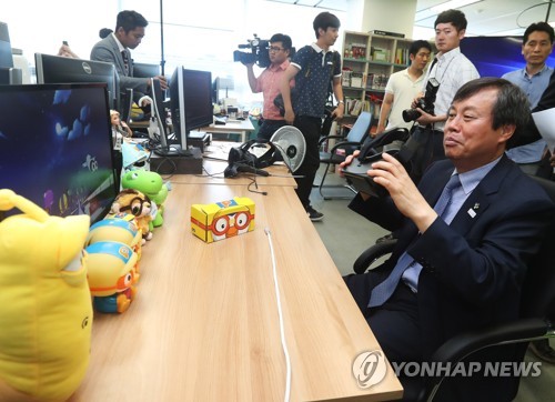 가상현실 체험 마친 도종환 장관