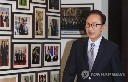 '대통령 시절 사진들 옆으로'
