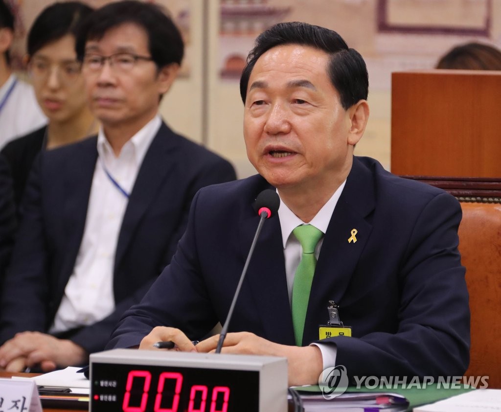 답변하는 김상곤 후보자