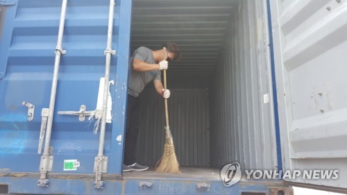 컨테이너 내부 청소하는 트레일러 기사