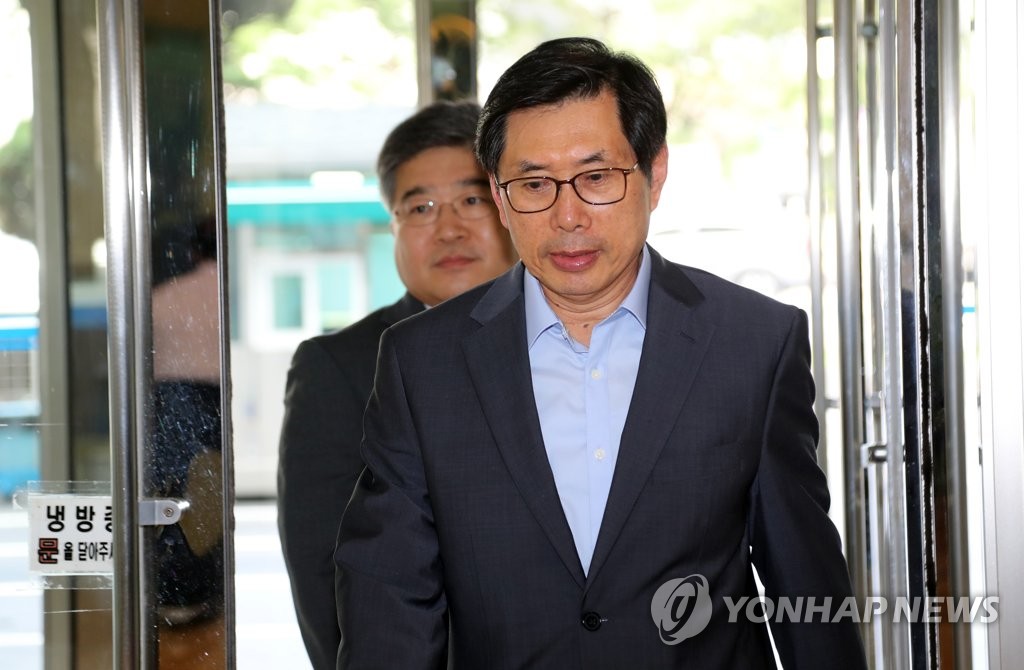 출근하는 박상기 후보자
