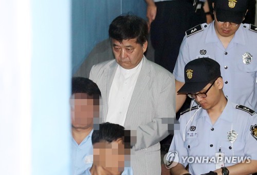 법원 들어서는 '박사모' 정광용