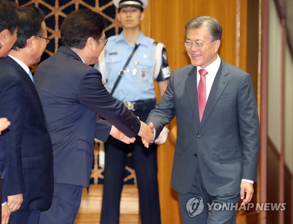 문재인 대통령, 우원식 원내대표와 악수